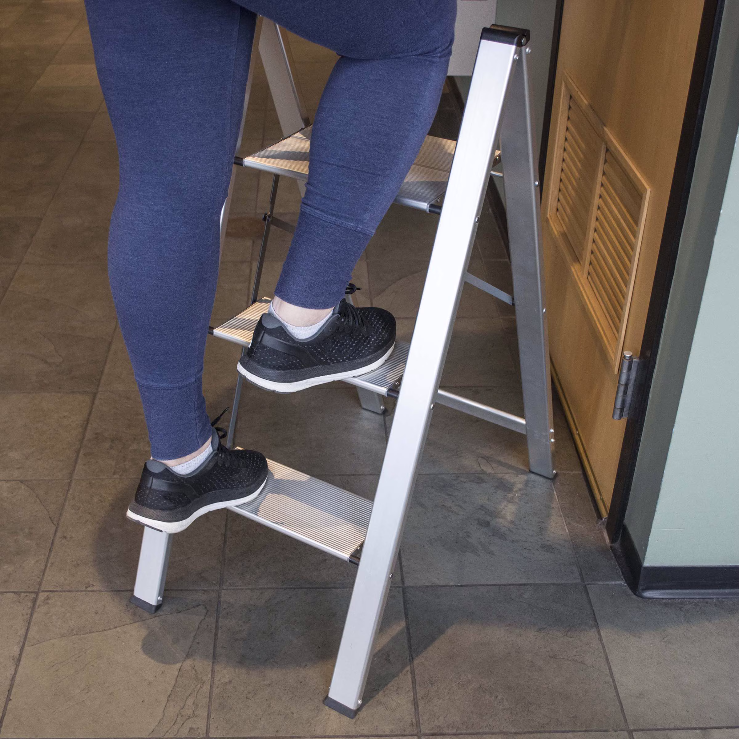 AmeriHome Ultra Slim Aluminum 3-Step Folding Utility Ladder (Silver, 330 lb Capacity) wVcYS